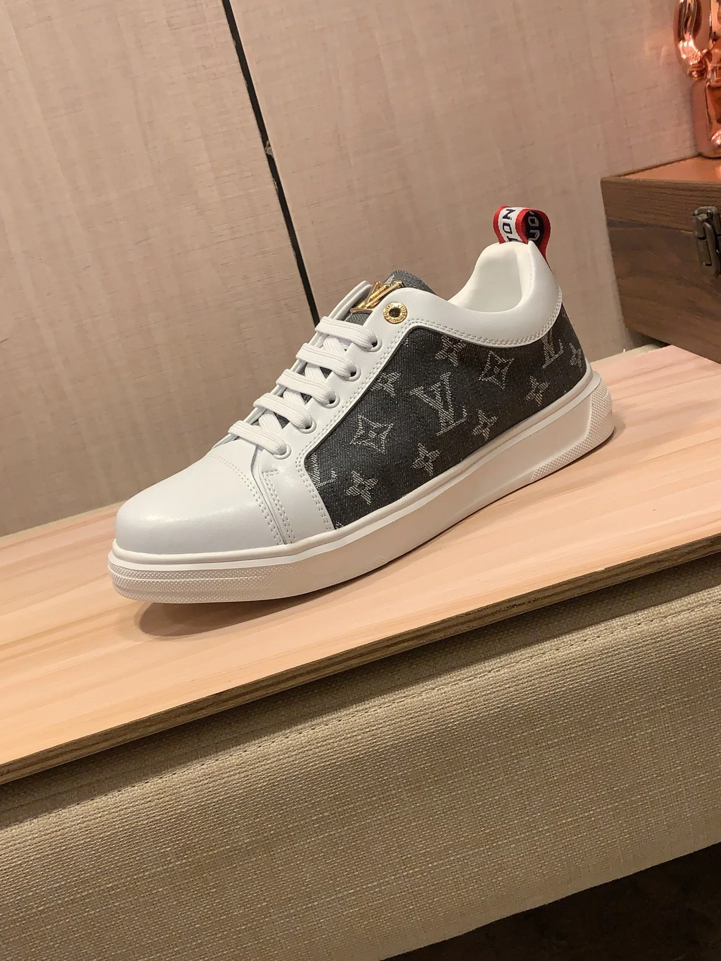 Men's Men's Shoes 💰420💰💰🎩🎩[Lightning][Lightning] "Lv*" The latest and most popular casual shoes, top brands [Seduce] Luxury ~ Purchasing Agency, Top ~ Quality. [Strong] The upper is made of imported breathable cowhide with material ➕ breathable sheepskin feet (•) and fine workmanship. The original stylish and stylish soft rubber wear-resistant and non-slip outsole is light and comfortable on the feet. The real thing looks better when photographed in person. 111: code: 38-44, 3️⃣ colors selected